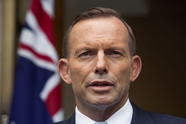 Σε πόσα δευτερόλεπτα «ρουφά» ένα ποτήρι μπύρα ο Τόνι Άμποτ;